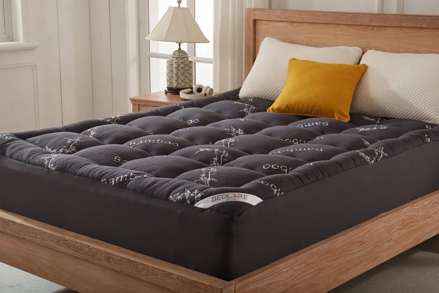 Topper de bambú gris antracita sobre una cama de matrimonio